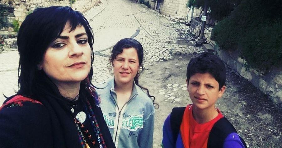 عشراوي تنعى الفنانة الفلسطينية 